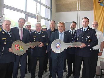 Die Architekten Winfried Lebok und Christian Lanzinger übergaben die Schlüssel an Bürgermeister Wolfgang Beiergrösslein und Landrat Klaus Löffler.Veronika Schadeck