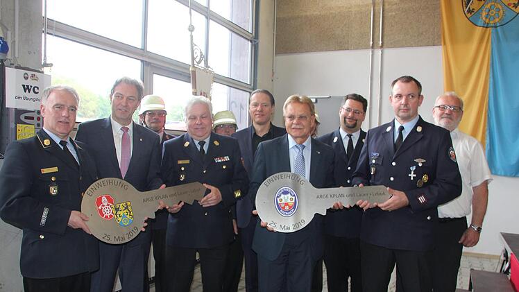 Die Architekten Winfried Lebok und Christian Lanzinger übergaben die Schlüssel an Bürgermeister Wolfgang Beiergrösslein und Landrat Klaus Löffler.Veronika Schadeck