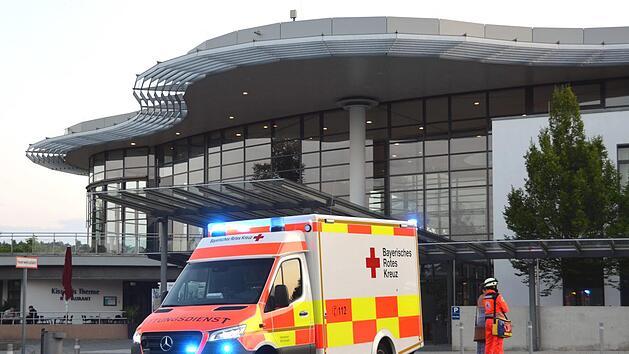 Auch das Rotes Kreuz fuhr sicherheitshalber an der Therme vor. Foto: Peter Rauch