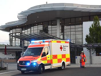 Auch das Rotes Kreuz fuhr sicherheitshalber an der Therme vor. Foto: Peter Rauch