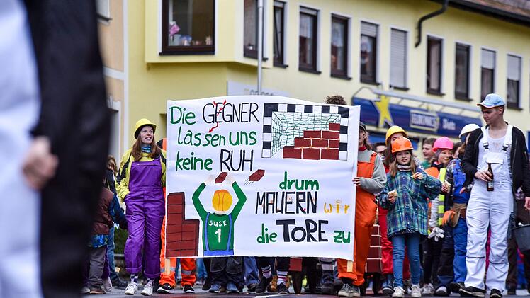 Der Eberner Gaudiwurm trotzte dem trüben Wetter und versprühte tolle Faschingsstimmung. Foto: Ryan Evans