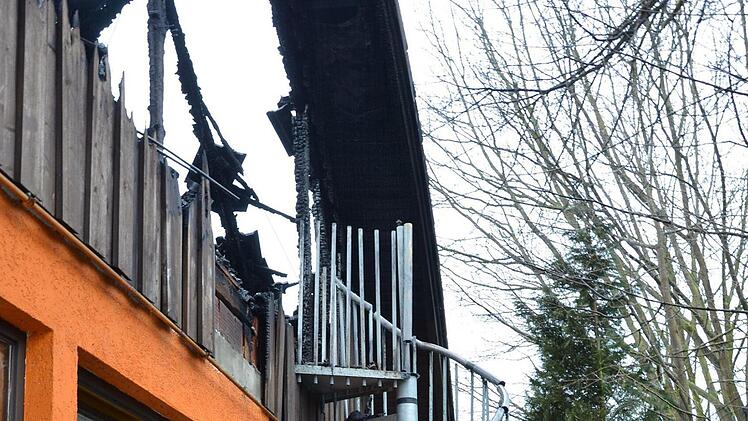 Die Treppe hat das Feuer überlebt, das Dach nicht. Foto: Sandra Hackenberg