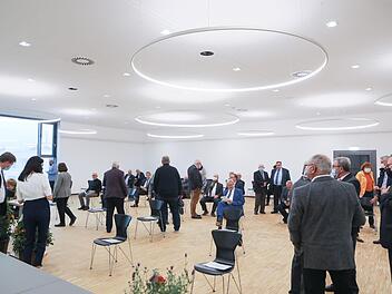 Die Kreisräte kamen am Mittwochabend zur Einweihung des neuen Sitzungssaales, der durch die breiten Fensterfronten besonders hell sein soll.Barbara Herbst