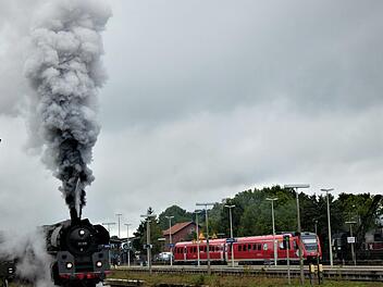 Die Schnellzuglokmotive 01 519 der Eisenbahnfreunde Zollernbahn unternahm gestern zwei Pendelfahrten auf der berühmten "Schiefen Ebene".