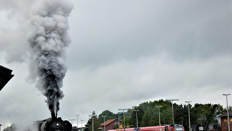 Die Schnellzuglokmotive 01 519 der Eisenbahnfreunde Zollernbahn unternahm gestern zwei Pendelfahrten auf der berühmten "Schiefen Ebene".