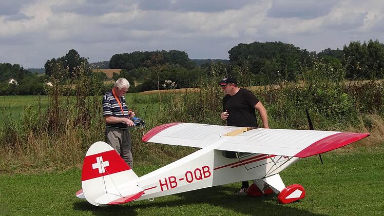 Letzte Abstimmungen bevor es für den Modellflieger in die Luft geht: Stefan Werner (rechts) mit seinem Vater, von dem er das Hobby vererbt bekommen hat.