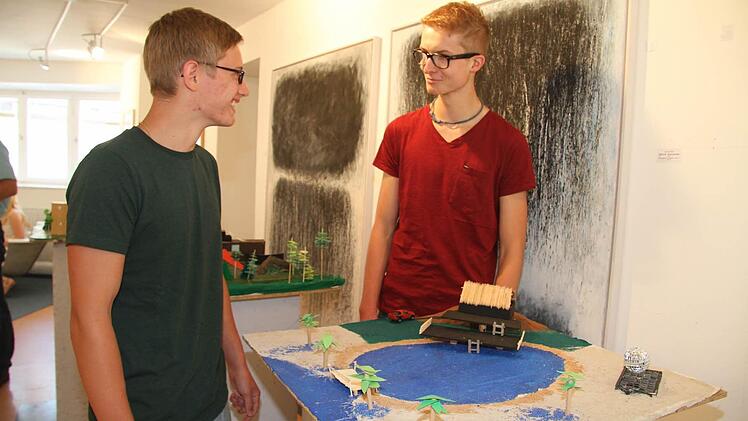 Auf dem Gelände könnte man mitten in der Stadt chillen oder spaß haben, haben sich William Hofmann (16) und Sebastian Fuchs (16) überlegt und eine Strandlandschaft an den aufgestauten Main gezaubert.