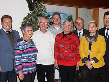 Ehrungen bei der Maßbacher CSU: (von links) Ortsverbandsvorsitzender Matthias Klement, Christa Schneider, Rolf Baumann, Christian Schüler, Christa Schüller, Hermann Dünisch, Kerstin Klement und Landtagsabgeordneter Sandro Kirchner.  Foto: Wiener