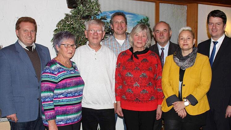 Ehrungen bei der Maßbacher CSU: (von links) Ortsverbandsvorsitzender Matthias Klement, Christa Schneider, Rolf Baumann, Christian Schüler, Christa Schüller, Hermann Dünisch, Kerstin Klement und Landtagsabgeordneter Sandro Kirchner.  Foto: Wiener