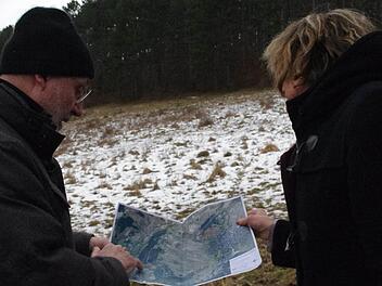 Peter Witton und Elisabeth Hoffmann begutachten eine der Flächen oberhalb des Crana Mare, die für die Schafbeweidung vorgesehen ist. Fotos: Marco Meißner