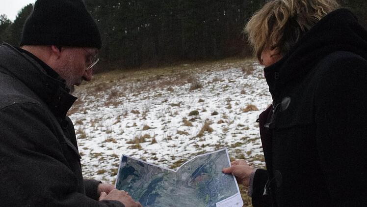 Peter Witton und Elisabeth Hoffmann begutachten eine der Flächen oberhalb des Crana Mare, die für die Schafbeweidung vorgesehen ist. Fotos: Marco Meißner