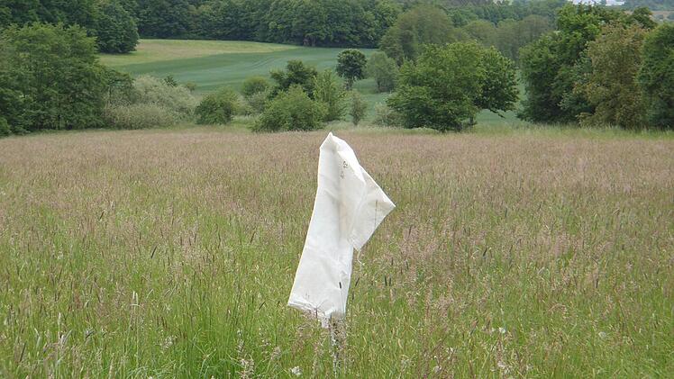 Mit diesen weißen Säcken werden Rehe aus dern Feldern vertrieben.