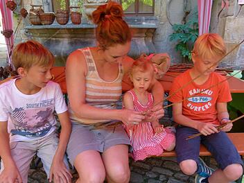Eva Heising übte sich mit ihren Kindern Jurek und Mariam im Flechten. Foto: Marion Krüger-Hundrup