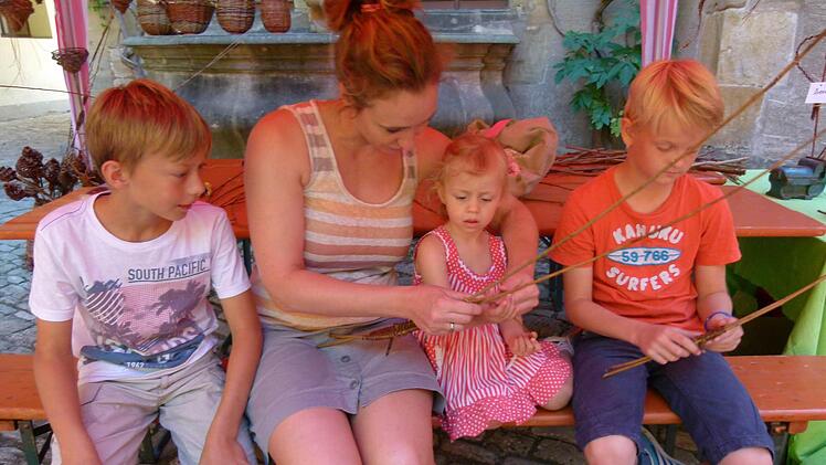 Eva Heising übte sich mit ihren Kindern Jurek und Mariam im Flechten. Foto: Marion Krüger-Hundrup