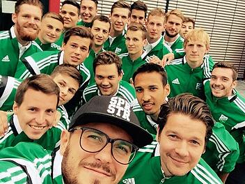 Trainieren und Spaß haben: Der SV Moggast um sein Trainer-Trio Alex Roth (mit Kappe), Christian Staatz (rechts daneben) sowie (dahinter) Dennis Weiler hielten ein dreitägiges Trainingslager auf dem Gelände des 1. FC Nürnberg ab - in Farben, die an Greuther Fürth erinnern. Foto: privat