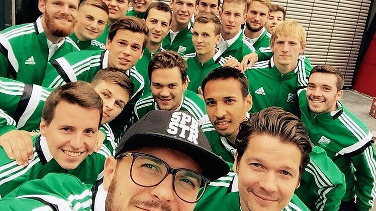 Trainieren und Spaß haben: Der SV Moggast um sein Trainer-Trio Alex Roth (mit Kappe), Christian Staatz (rechts daneben) sowie (dahinter) Dennis Weiler hielten ein dreitägiges Trainingslager auf dem Gelände des 1. FC Nürnberg ab - in Farben, die an Greuther Fürth erinnern. Foto: privat
