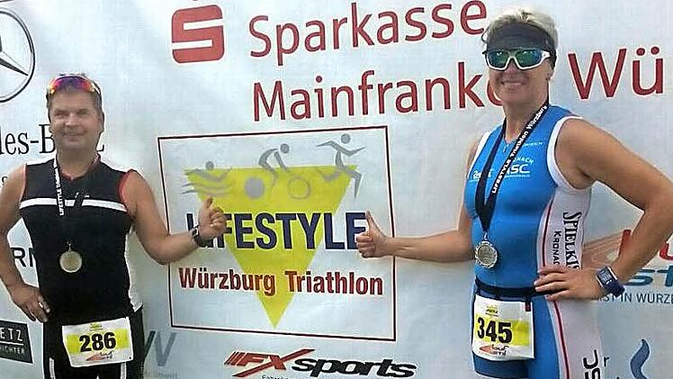 Birgit Kroha und Frank Schmitt waren beim Sprint-Triathlon in W&uuml;rzburg am Start und kamen unter die Top-Ten ihrer Altersklasse. Fotos: Geiger