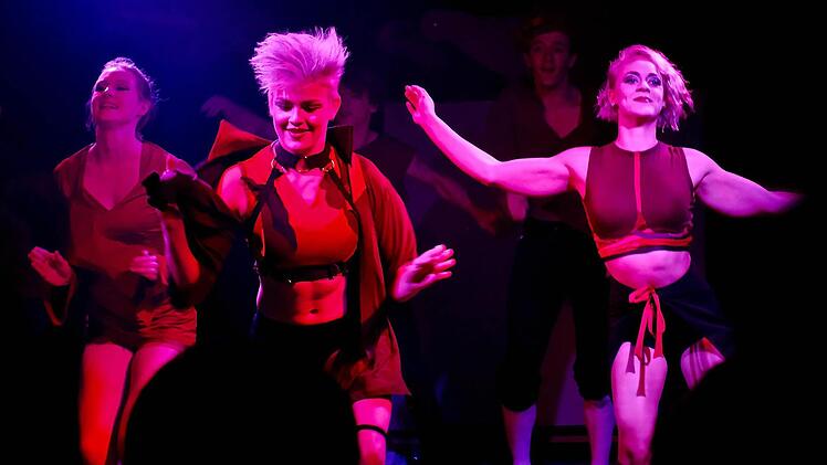Vorstellung der Absolventen der Staatlichen Artistenschule Berlin im Circus Luna Foto: Gerd Schaar