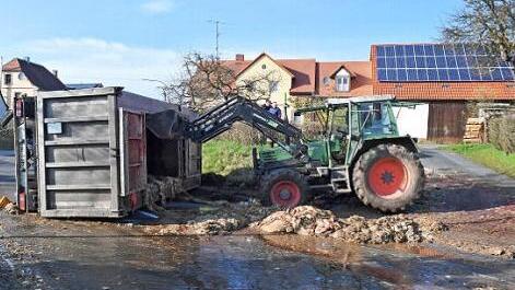 Mitten in Vorra landeten die Schlachtabfälle auf der Straße.
