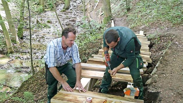Bei Manfred Späthling (l.) und Adrian Novotni sitzt jeder Handgriff.  Fotos: Franz Galster
