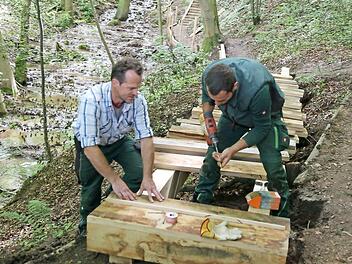 Bei Manfred Späthling (l.) und Adrian Novotni sitzt jeder Handgriff.  Fotos: Franz Galster