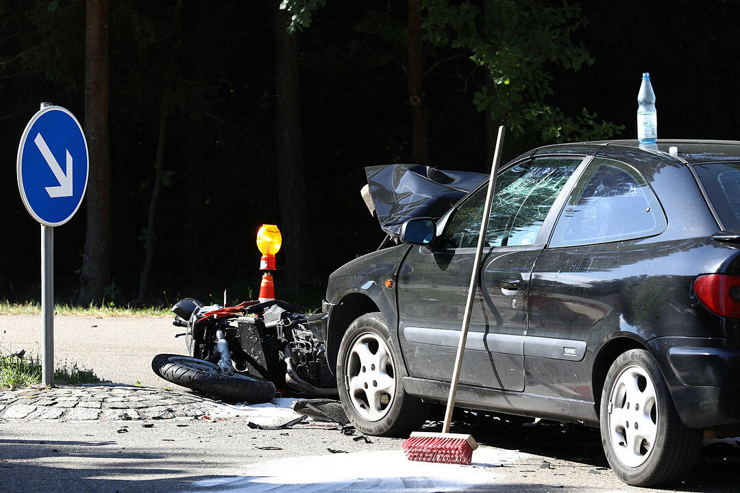 Pleinfeld: 22-jährige Bikerin stirbt bei Unfall