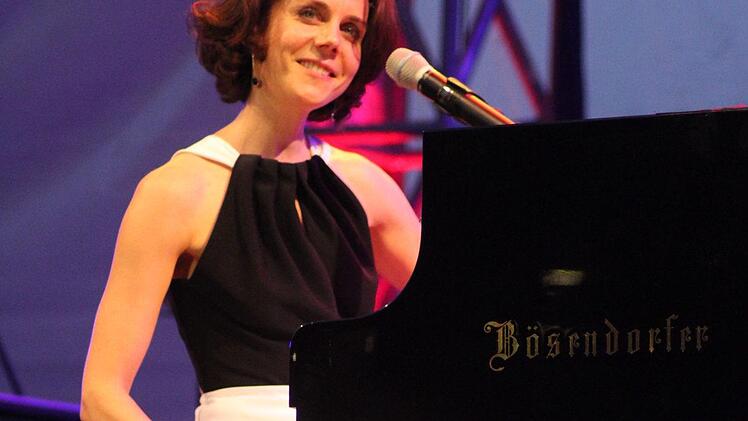 Eine feenhaft elegante Erscheinungsform am Flügel: Anna Depenbusch