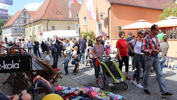 Auch am Sonntagnachmittag war die Altstadt voll: Eindrücke vom Flohmarkt rund um Kommunbrauhaus und Brauhausgasse.Evi Seeger