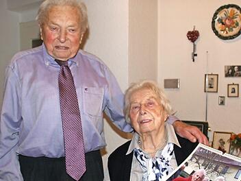 Irmgard und Georg Mauser mit einem Bild von ihrer Goldenen Hochzeit.Mittlerweile feierten sie Eiserne Hochzeit.  Foto: Sylvia Hubele
