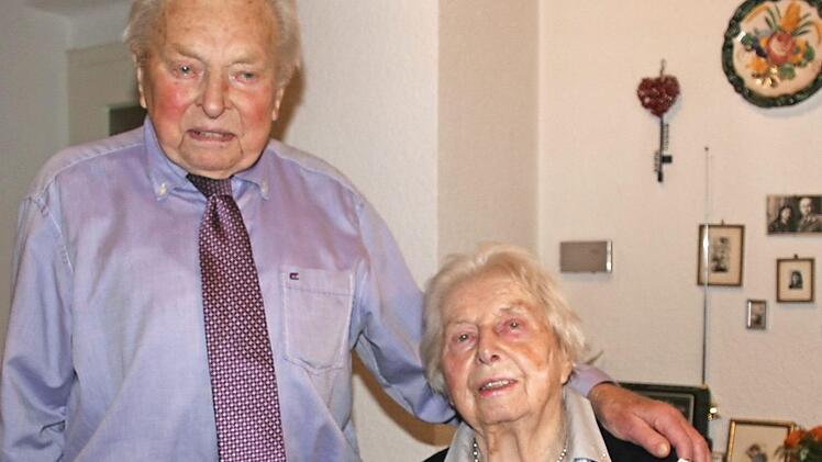 Irmgard und Georg Mauser mit einem Bild von ihrer Goldenen Hochzeit.Mittlerweile feierten sie Eiserne Hochzeit.  Foto: Sylvia Hubele
