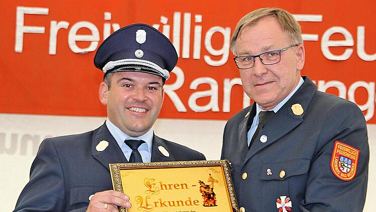 Eine Urkunde zum 150-jährigen Bestehen überreichte Kreisbrandrat Benno Metz  (rechts) an den Kommandanten der Rannunger Wehr, Andreas Klopf. Foto:  Dieter Britz