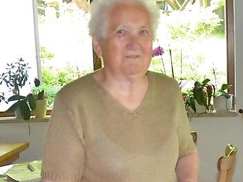 Ehrenkreisbäuerin Rita Hanna feierte kürzlich 85. Geburtstag und hilft weiter in der Küche der Gastwirtschaft und im Garten. Stolz zeigt sie das Verdienstkreuz am Bande des Verdienstordens der Bundesrepublik Deutschland, das ihr verliehen wurde. Foto: Karl-Heinz Hofmann