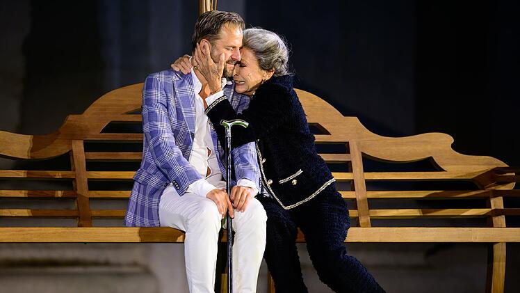 2026 spielte Daniela Ziegler (rechts) die Mutter des "Jedermann" (Philipp Hochmair) bei den Salzburger Festspielen