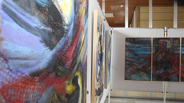 Insgesamt sind 75 Bilder aus der abstrakten Kunst und der realistischen Malerei in der Ausstellung zu sehen.