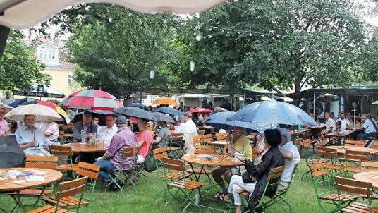 Warten auf Stoiber unterm Regenschirm.