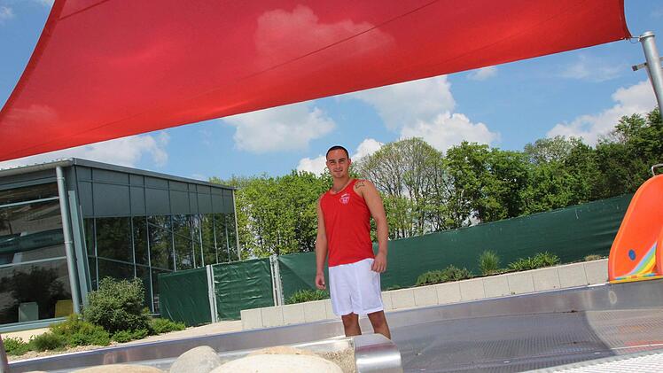 Bademeister Tobias Folz testet vor Beginn der Freibadsaison am 1. Mai das neue Sonnensegel im Wasserspielgarten. Foto: Stephanie Mei&szlig;ner