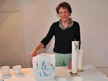 Elisabeth Schaffer hat einige ihrer Porzellanarbeiten, die mit farbigem Porzellan "geschmückt" sind, ausgestellt.  Fotos: Ulrike Langer