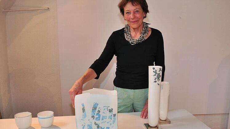 Elisabeth Schaffer hat einige ihrer Porzellanarbeiten, die mit farbigem Porzellan "geschmückt" sind, ausgestellt.  Fotos: Ulrike Langer