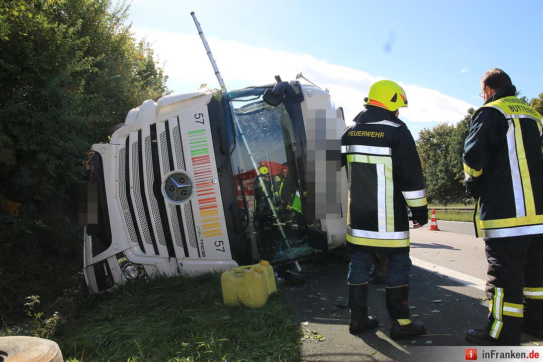 Unfall auf A73 bei Buttenheim: Lkw umgekippt