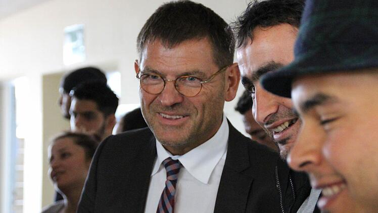 Im Gespräch: Stefan Seufert bei der Besichtigung der Not-Unterkunft in Winkels durch Kreisräte. Foto: Benedikt Borst