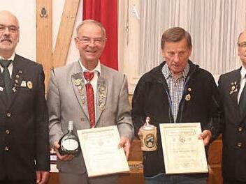 Siegfried Bähr (Dritter v.l.) und Andreas Rickert (Zweiter v.l.) wurden für 50-jährige Mitgliedschaft geehrt. Mit auf dem Bild die beiden Vorsitzenden Jürgen Schwarzmann (r.) und sein Vize Roland Stähr. Foto: erl