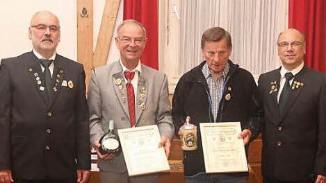 Siegfried Bähr (Dritter v.l.) und Andreas Rickert (Zweiter v.l.) wurden für 50-jährige Mitgliedschaft geehrt. Mit auf dem Bild die beiden Vorsitzenden Jürgen Schwarzmann (r.) und sein Vize Roland Stähr. Foto: erl