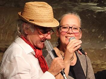 Der Kabarettist Klaus Karl-Kraus ist einer der bekanntesten Fans der Kulturscheune Putzenstein. Inhaberin Monika Kober freut sich schon auf die neue Saison. Am Montag geht´s los.  Foto: Katharina Müller-Sanke