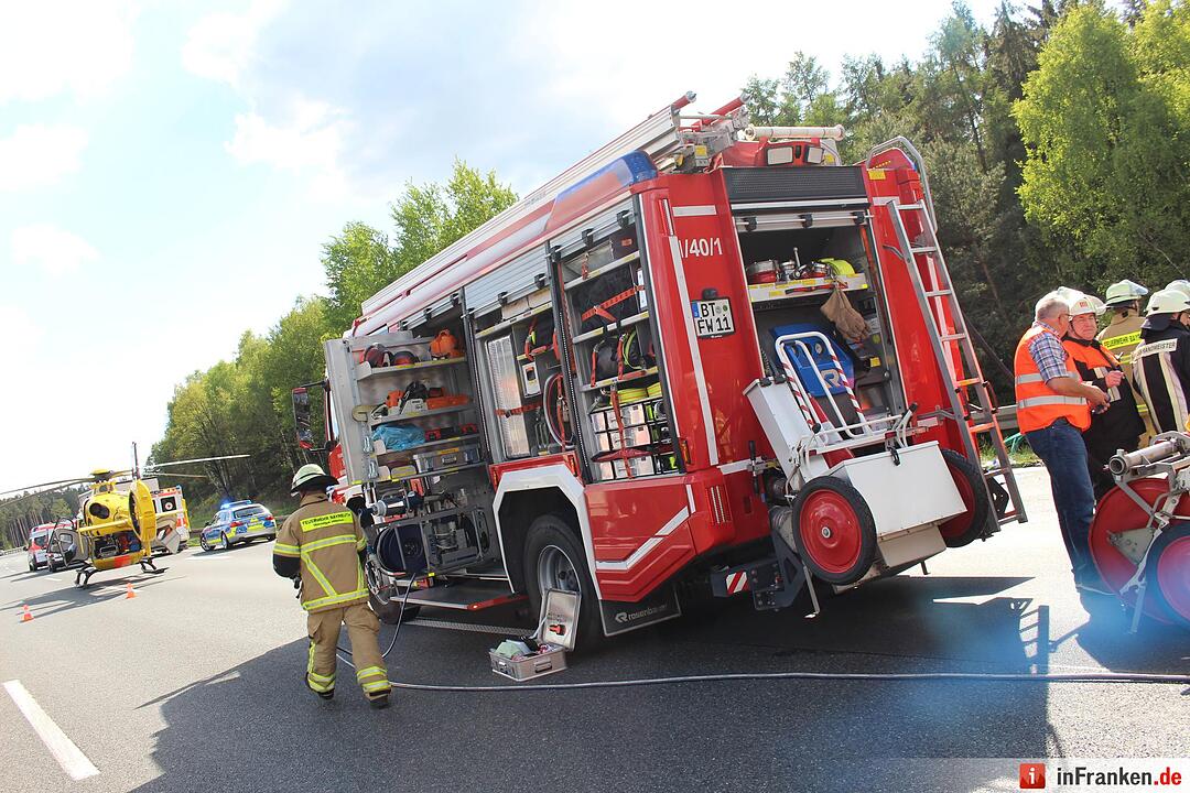A9: Kleintransporter prallt gegen Heck eines Lkws – drei Menschen schwer verletzt