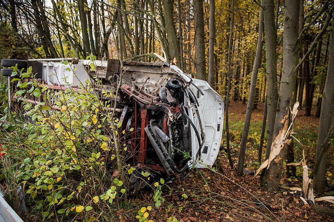 A6 bei Nürnberg: Transporter prallt in Baum - ein Toter