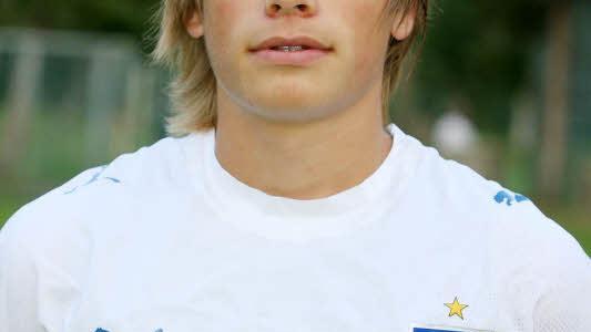 Als Jugendspieler trug Kristian Böhnlein die Hamburger Raute auf der Brust (rechts). Einer seiner großen Förderer war der Rothenkirchner Jugendtrainer Uwe Beetz (linkes Bild). Gemeinsam mit seinem kleinen Bruder Andreas (Mitte, links) wurde der Zwölfjährige im April 2004 vom Ex-Frohnlacher Harald Spörl, damals Scout in Diensten des Hamburger SV, zu einem Probetraining nach Hamburg eingeladen. Foto: Archiv