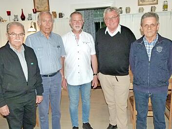 Ehrungen nahm Vorsitzender Hans-Peter Röhrlein (Mitte) bei der Hauptversammlung des CSU-Ortsverbands vor. Unser Bild zeigt weiter (von links) Waldemar Duda, Peter Traglauer, Reiner Seiffert und Bernd Quade (alle 40 Jahre Mitgliedschaft). Foto: Werner Oetter