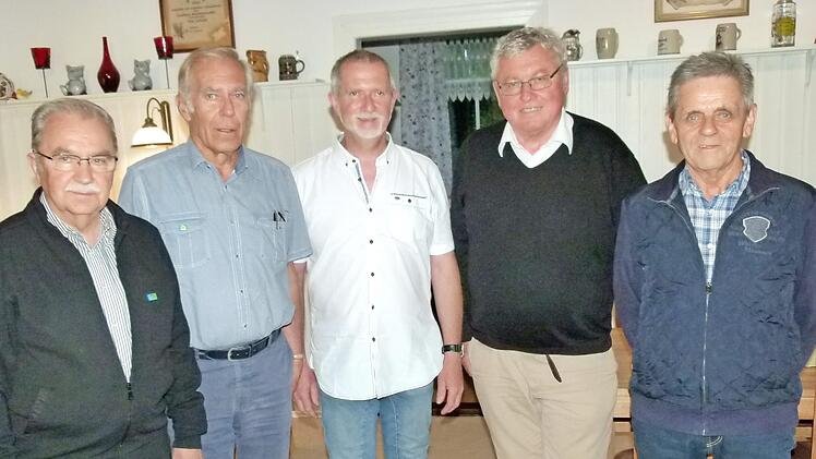 Ehrungen nahm Vorsitzender Hans-Peter Röhrlein (Mitte) bei der Hauptversammlung des CSU-Ortsverbands vor. Unser Bild zeigt weiter (von links) Waldemar Duda, Peter Traglauer, Reiner Seiffert und Bernd Quade (alle 40 Jahre Mitgliedschaft). Foto: Werner Oetter