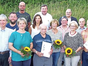 BLSV-Kreisvorsitzender Jürgen Rückert (oben rechts) und Vereinsvorsitzender Norbert Engel (Mitte) zeichneten im Rahmen des TSV-Sommerfestes Mitglieder aus, die dem Verein zwischen 25 und 65 Jahre die Treue halten.  Foto: Klaus Oelzner