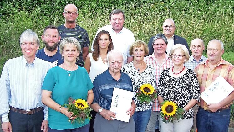 BLSV-Kreisvorsitzender Jürgen Rückert (oben rechts) und Vereinsvorsitzender Norbert Engel (Mitte) zeichneten im Rahmen des TSV-Sommerfestes Mitglieder aus, die dem Verein zwischen 25 und 65 Jahre die Treue halten.  Foto: Klaus Oelzner